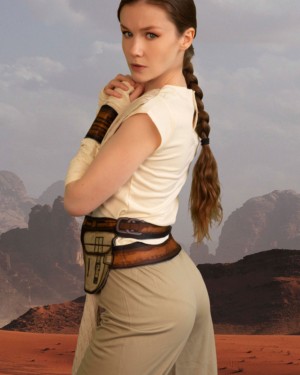Emily Bloom Star Wars Rey Cosplay 1